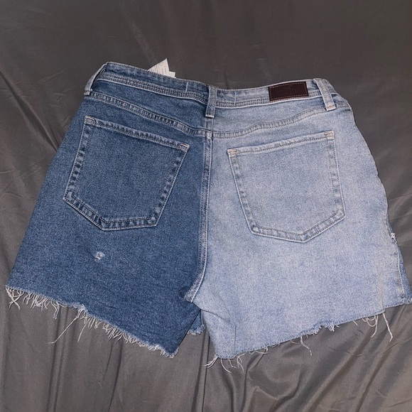 Hollister Ultra High-Rise Mom Denim Shorts - Picture 4 of 4